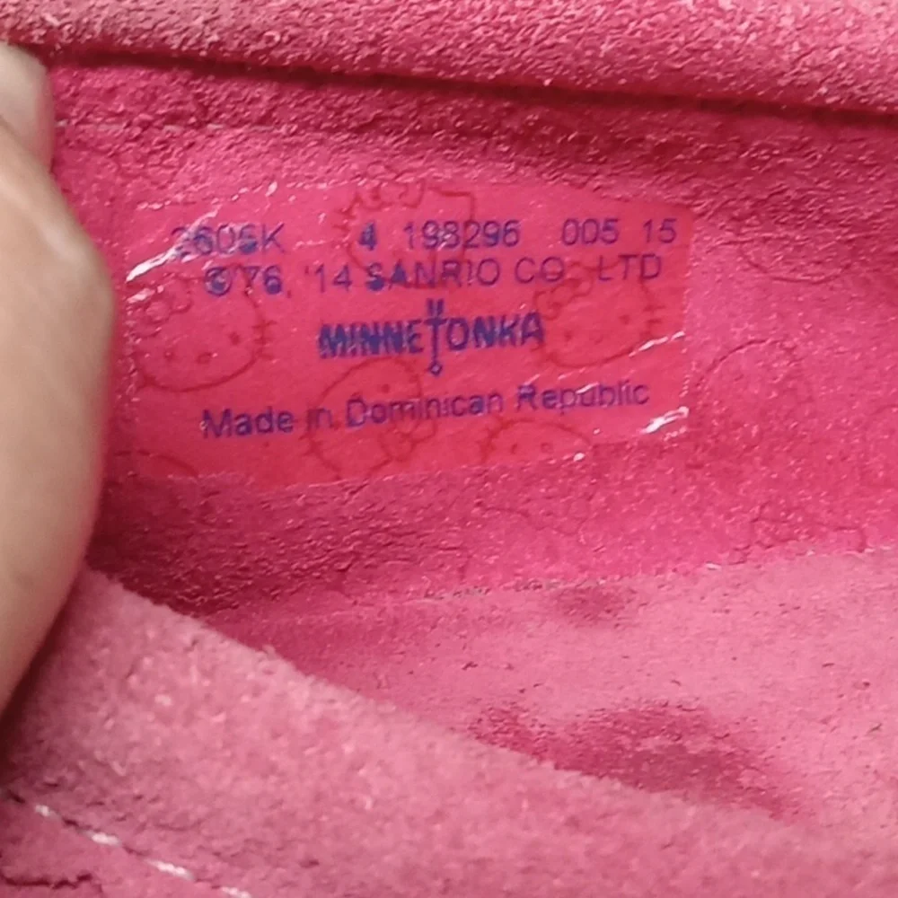 Hello kitty girls pink Minnetonka mocassins size 4